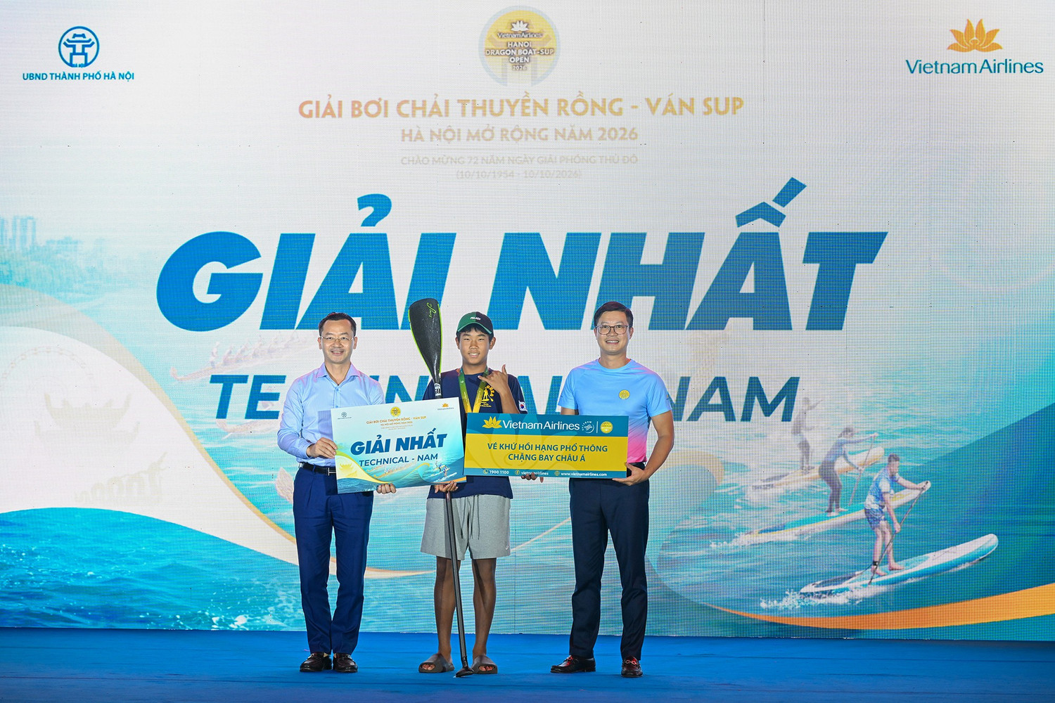 anh-12-ong-pham-xuan-tai-pho-giam-doc-so-van-hoa-the-thao-va-du-lich-thanh-pho-ha-noi-va-ong-do-dong-hung-truong-ban-truyen-thong-vietnam-airlines-trao-giai-nhat-cho-van-dong-vien-hwang-jihoo-gianh-chien-than.jpg