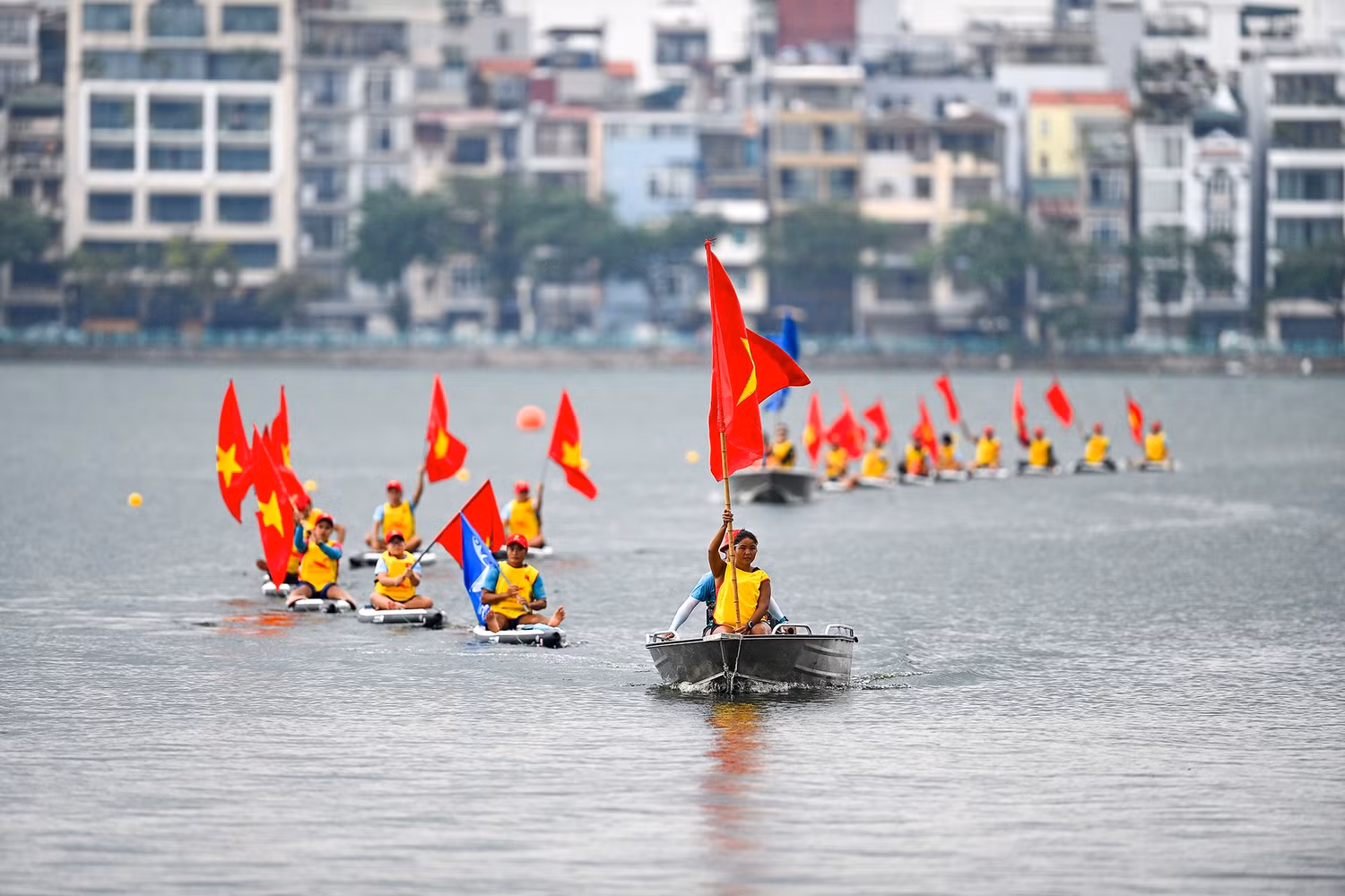 anh-1-khong-gian-ho-tay-ron-rang-truoc-gio-khai-cuoc-cac-doi-van-dong-vien-chuan-bi-cho-ngay-thi-dau-trong-khong-khi-soi-dong-cua-mua-thu-ha-noi.jpg