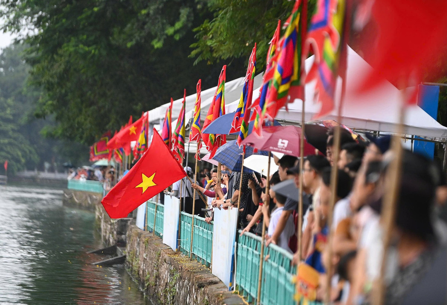 anh-8-dong-dao-nguoi-dan-thu-do-va-du-khach-hoa-minh-vao-khong-khi-soi-dong-ven-ho-tay-hao-hung-theo-doi-va-va-co-vu-nhiet-tinh-cho-cac-doi-dua.jpg