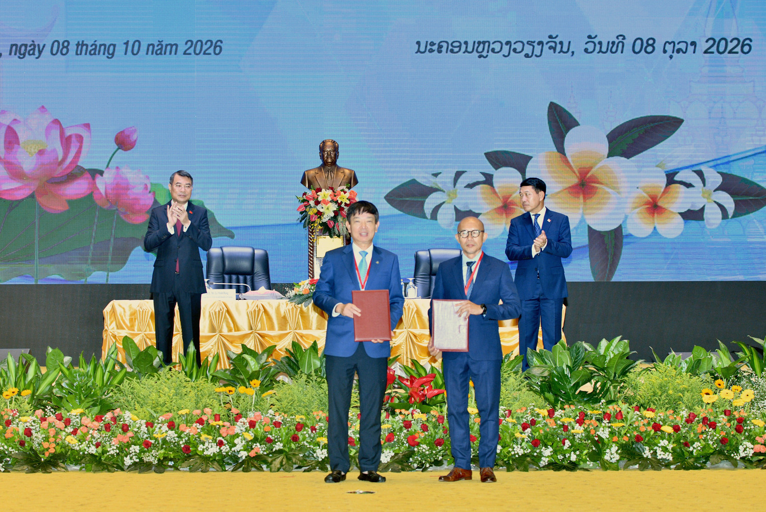 1-ong-dinh-van-tuan-ptgd-vietnam-airlines-va-ong-inthy-deuansavanh-chu-tich-hiep-hoi-dai-ly-du-lich-lao-lata-trao-bien-ban-ghi-nho-hop-tac-nham-thuc-day-phat-trien-cac-san-pham-du-lich-lien-quoc-gia-viet-nam.jpg