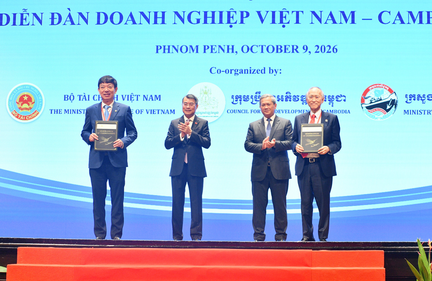 2-ong-dinh-van-tuan-ptgd-vietnam-airlines-va-ong-lok-neak-oknha-dr-pung-kheav-se-chu-tich-hdqt-caic-trao-bien-ban-hop-tac.jpg
