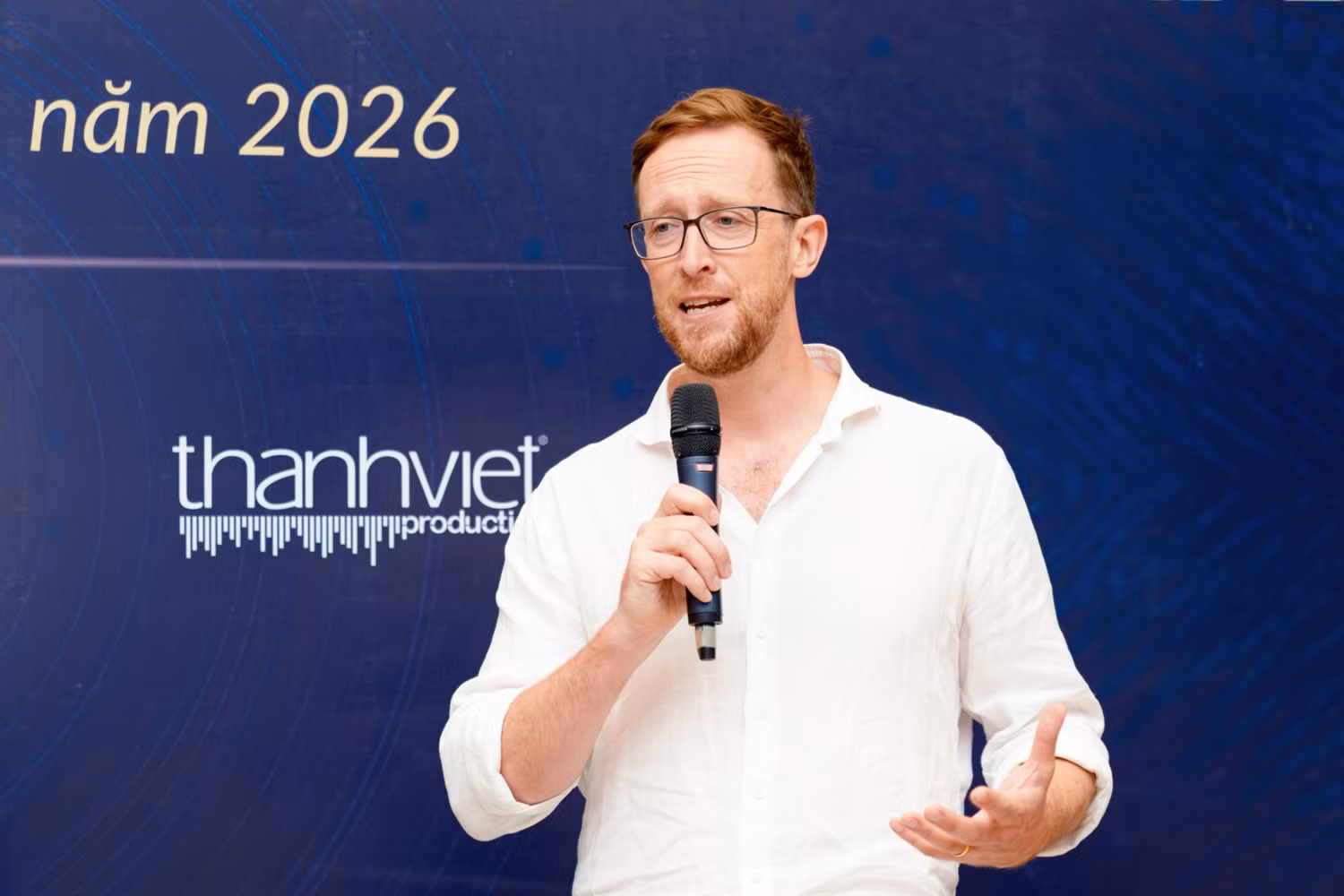 5-ong-john-harte-giam-doc-dieu-hanh-dan-nhac-giao-huong-london-phat-bieu-tai-hop-bao.jpg
