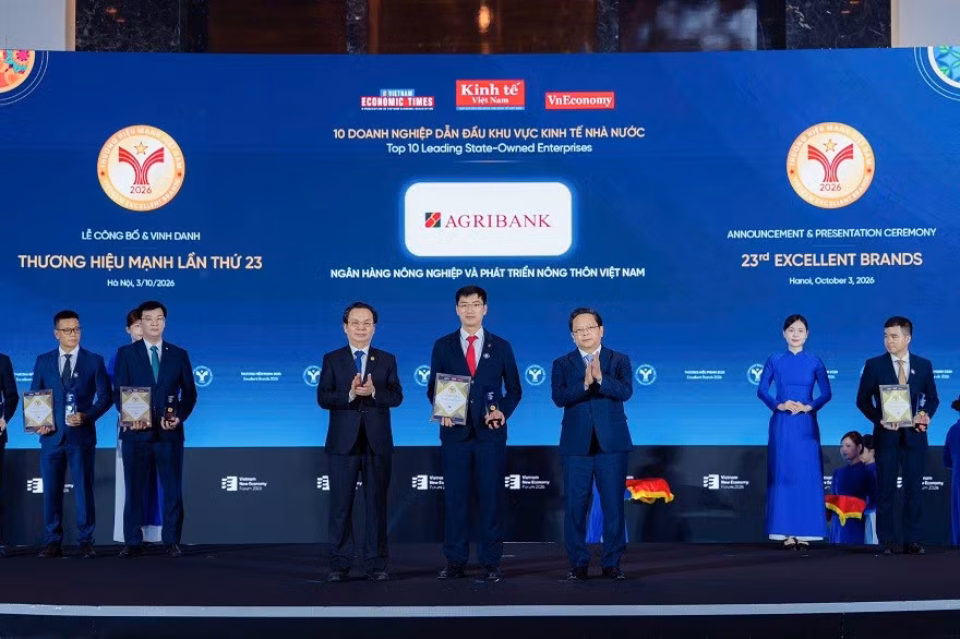 Đại diện Agribank nhận danh hiệu Thương hiệu Doanh nghiệp Dẫn đầu Khu vực Kinh tế Nhà nước.
