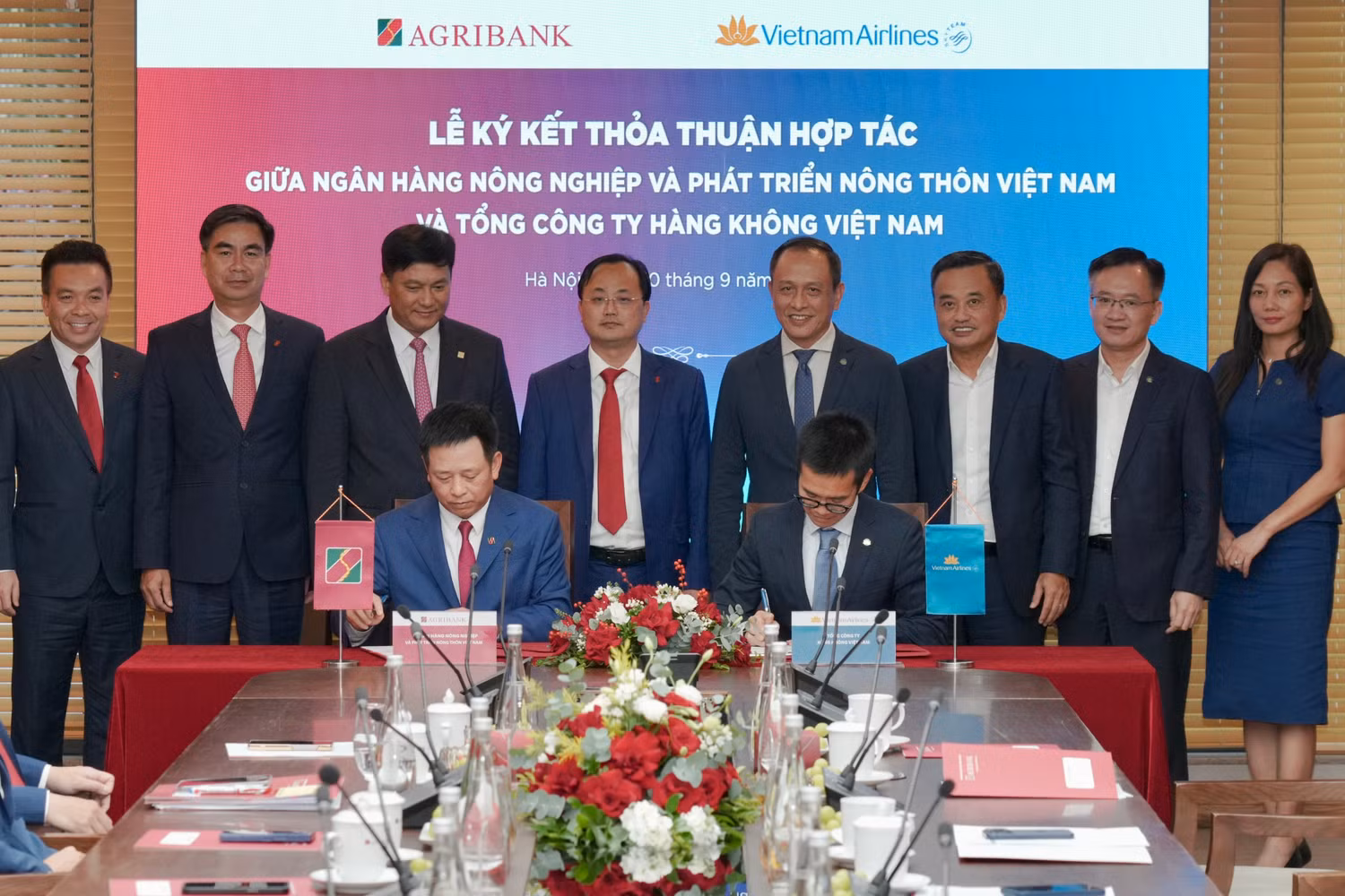 4-dai-dien-vietnam-airlines-va-agribank-cung-thuc-hien-nghi-thuc-ky-ket.jpg