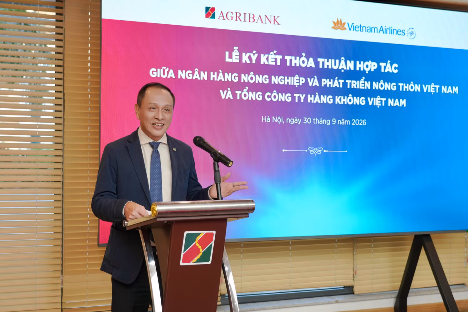 2-ong-le-hong-ha-tgd-vietnam-airlines-phat-bieu-tai-le-ky-ket-nhan-manh-tam-quan-trong-cua-viec-hop-tac-chien-luoc-cung-agribank-trong-giai-doan-moi.jpg