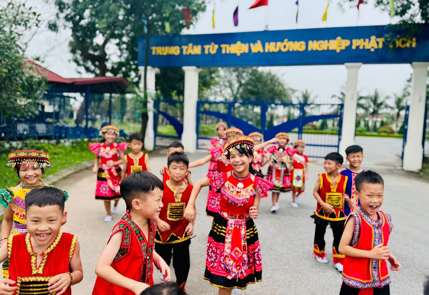 cac-ban-nho-tai-mai-am-trung-tam-phat-tich-no-dua-trong-bau-khong-khi-am-ap-yeu-thuong.jpg