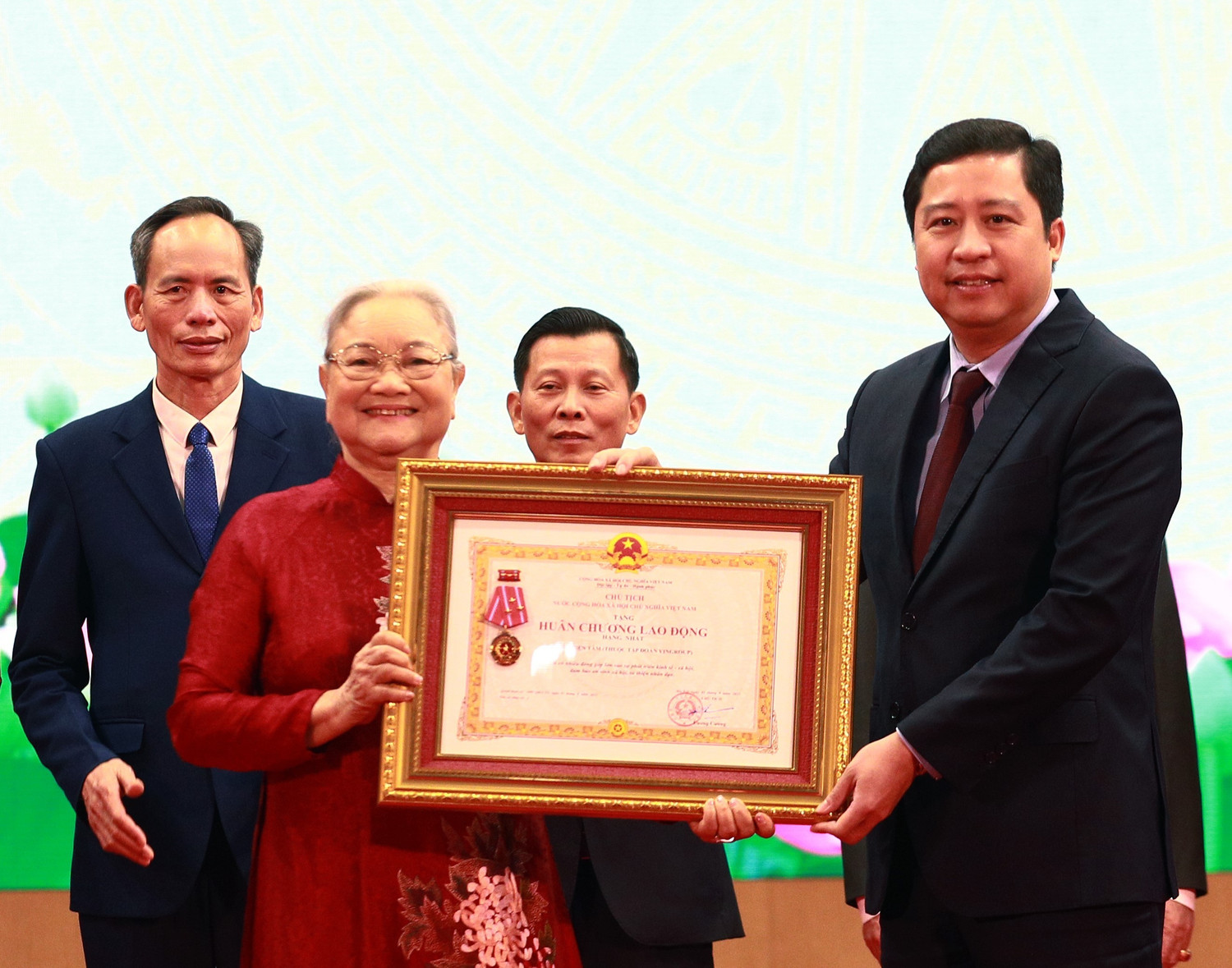 dai-dien-quy-thien-tam-nhan-huan-chuong-lao-dong-hang-nhat.jpg