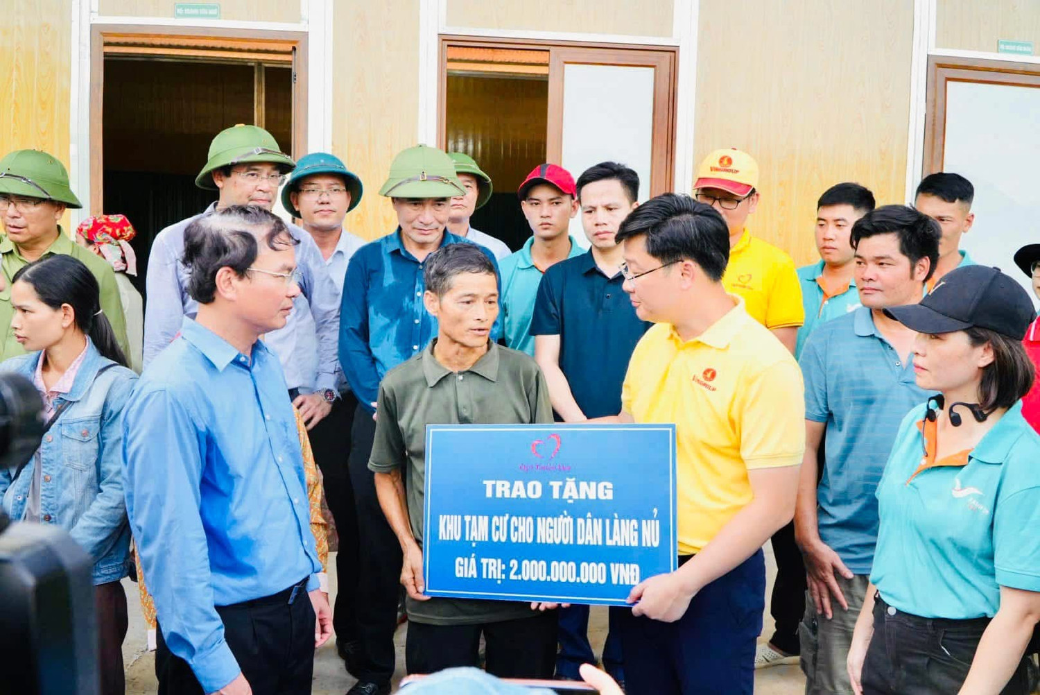 dai-dien-quy-thien-tam-tham-hoi-dong-vien-va-trao-bien-tuong-trung-khu-nha-tam-cho-nguoi-dan-bi-mat-nha-vi-lu-quet-o-lang-nu.jpg