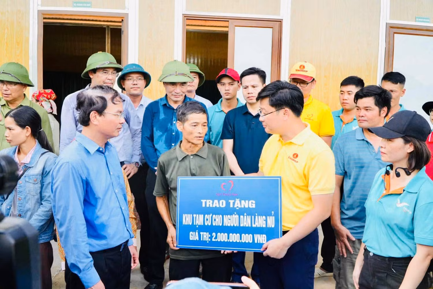 dai-dien-quy-thien-tam-tham-hoi-dong-vien-va-trao-bien-tuong-trung-khu-nha-tam-cho-nguoi-dan-bi-mat-nha-vi-lu-quet-o-lang-nu.jpg