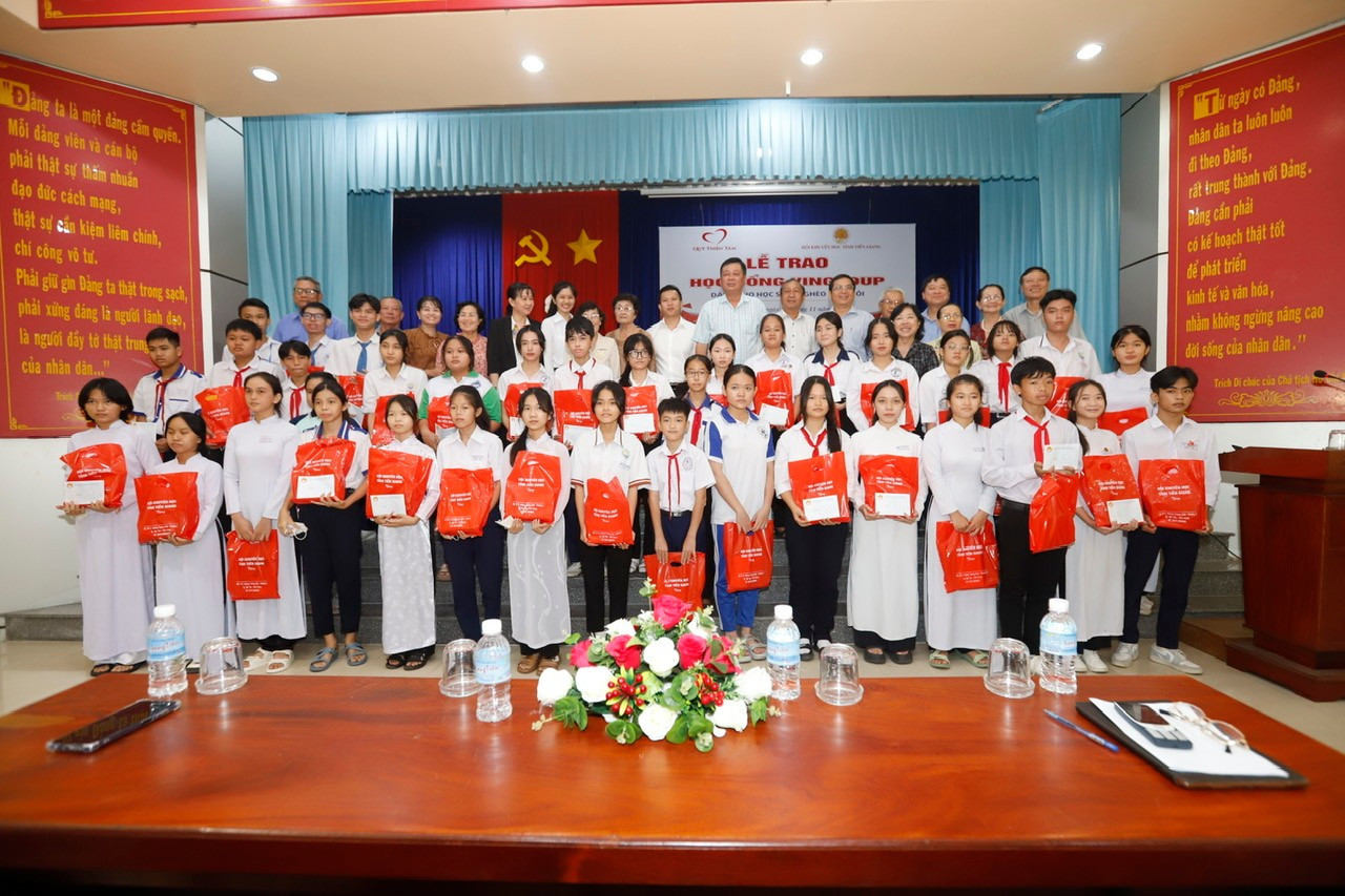 quy-thien-tam-trao-hoc-bong-vingroup-cho-cac-em-hoc-sinh-vuot-kho-hoc-gioi-tai-dong-thap.jpg