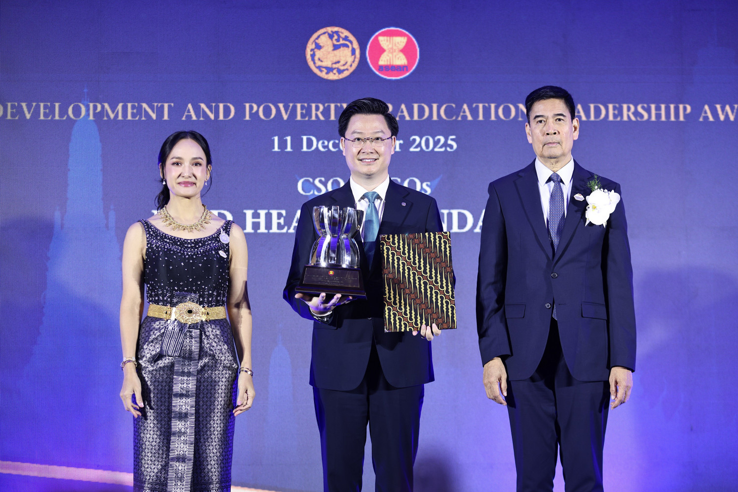 ong-ly-minh-tuan-giam-doc-quy-thien-tam-nhan-giai-thuong-asean-ve-phat-trien-nong-thon-va-xoa-doi-giam-ngheo-tai-thai-lan.jpg
