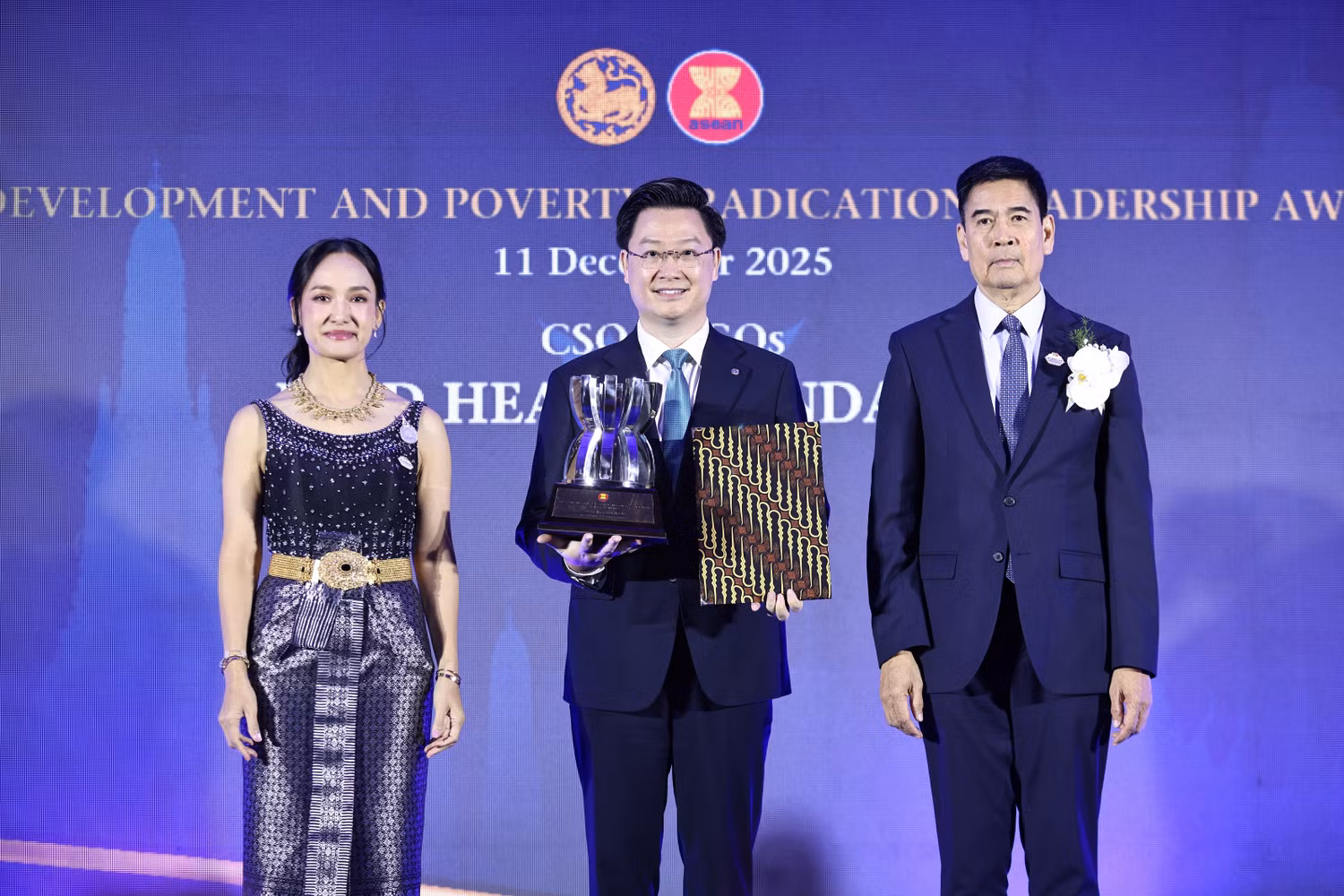 ong-ly-minh-tuan-giam-doc-quy-thien-tam-nhan-giai-thuong-asean-ve-phat-trien-nong-thon-va-xoa-doi-giam-ngheo-tai-thai-lan.jpg