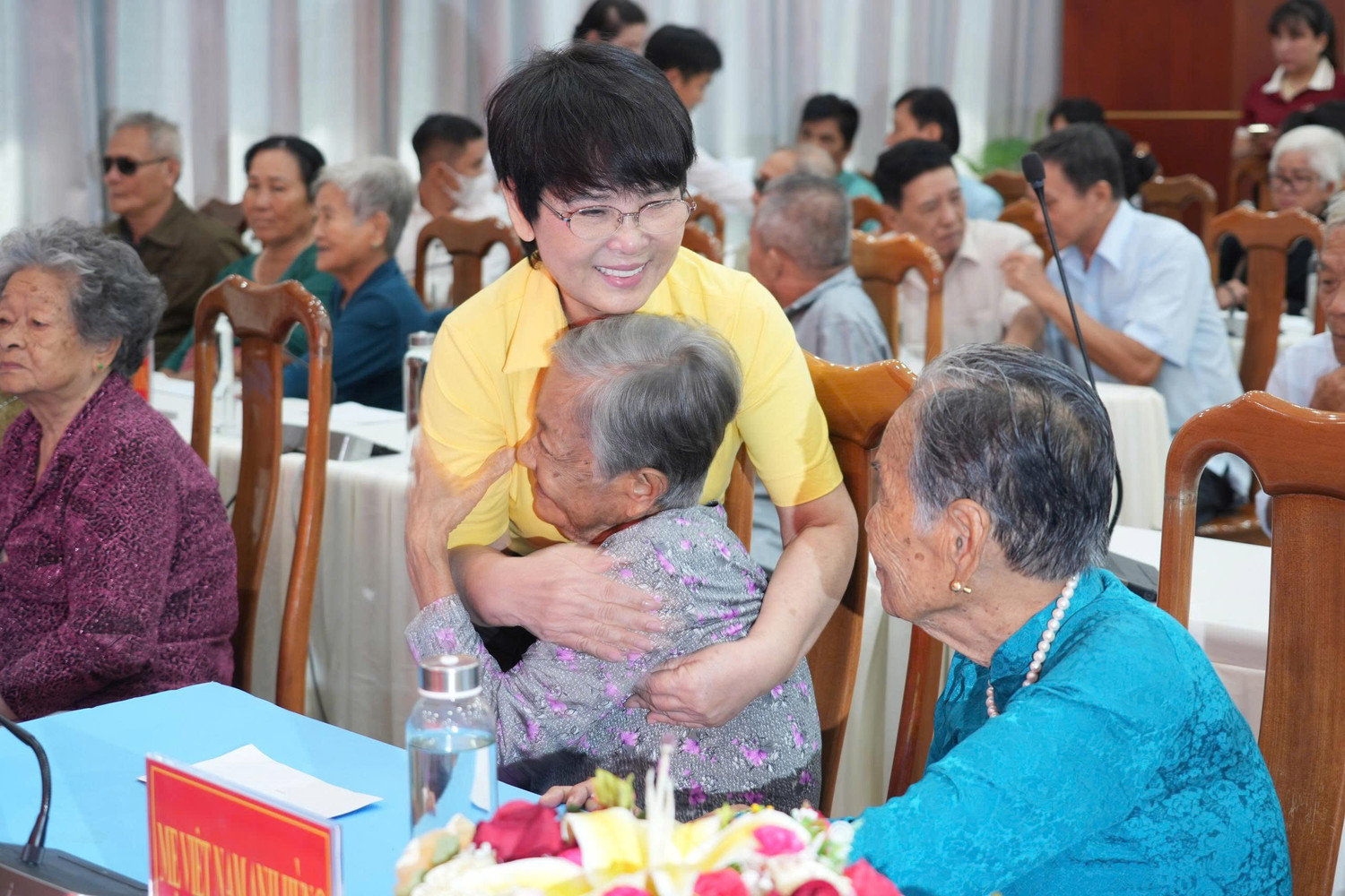 can-bo-quy-thien-tam-an-can-tham-hoi-me-viet-nam-anh-hung.jpg