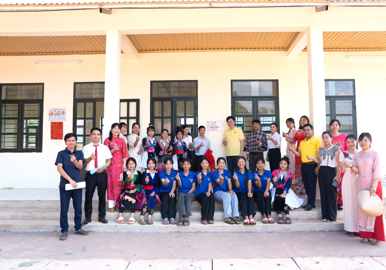 niem-hanh-phuc-cua-thay-tro-truong-ptdtbt-trung-hoc-co-so-chung-chai-khi-don-nhan-day-nha-ban-tru-moi-khang-trang-1.jpg