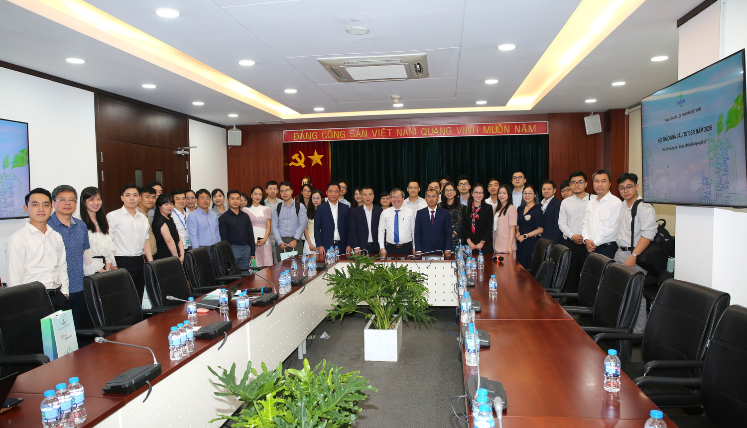Nhà đầu tư và BSR chụp ảnh sau buổi hội thảo.