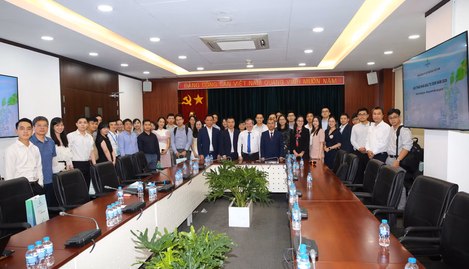 Nhà đầu tư và BSR chụp ảnh sau buổi hội thảo.