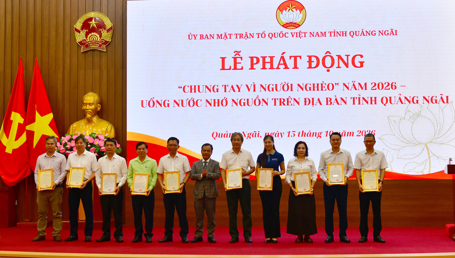 Lãnh đạo tỉnh Quảng Ngãi trao thư cảm ơn các tổ chức, cá nhân đã ủng hộ Quỹ “Vì người nghèo” tỉnh Quảng Ngãi