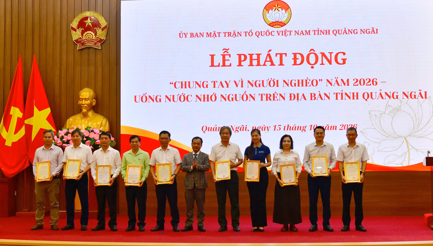 Lãnh đạo tỉnh Quảng Ngãi trao thư cảm ơn các tổ chức, cá nhân đã ủng hộ Quỹ “Vì người nghèo” tỉnh Quảng Ngãi