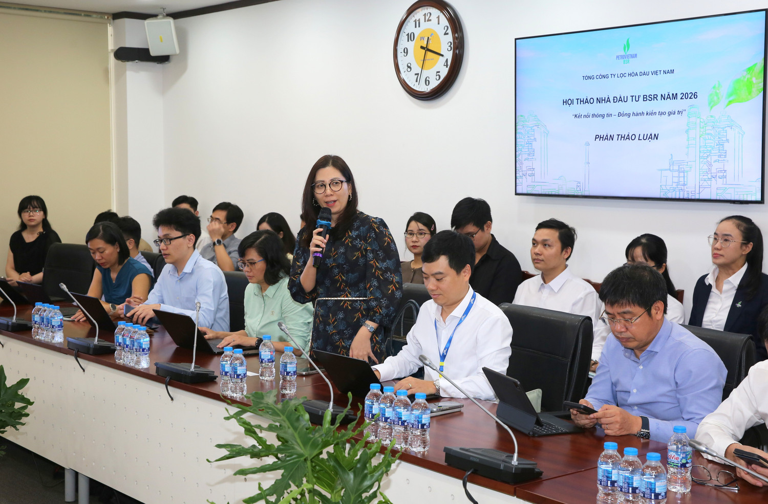 Nhà đầu tư đặt câu hỏi tới BSR.