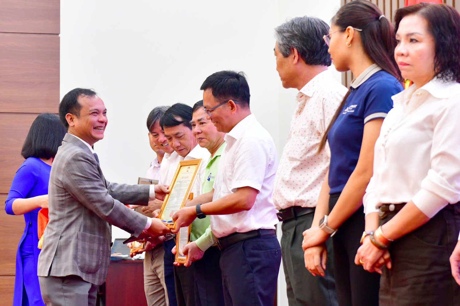 Phó Bí thư Thường trực Tỉnh ủy, Chủ tịch Uỷ ban MTTQ Việt Nam tỉnh Quảng Ngãi U Huấn trao thư cảm ơn BSR cho ông Cao Tuấn Sĩ – Giám đốc NMLD Dung Quất.