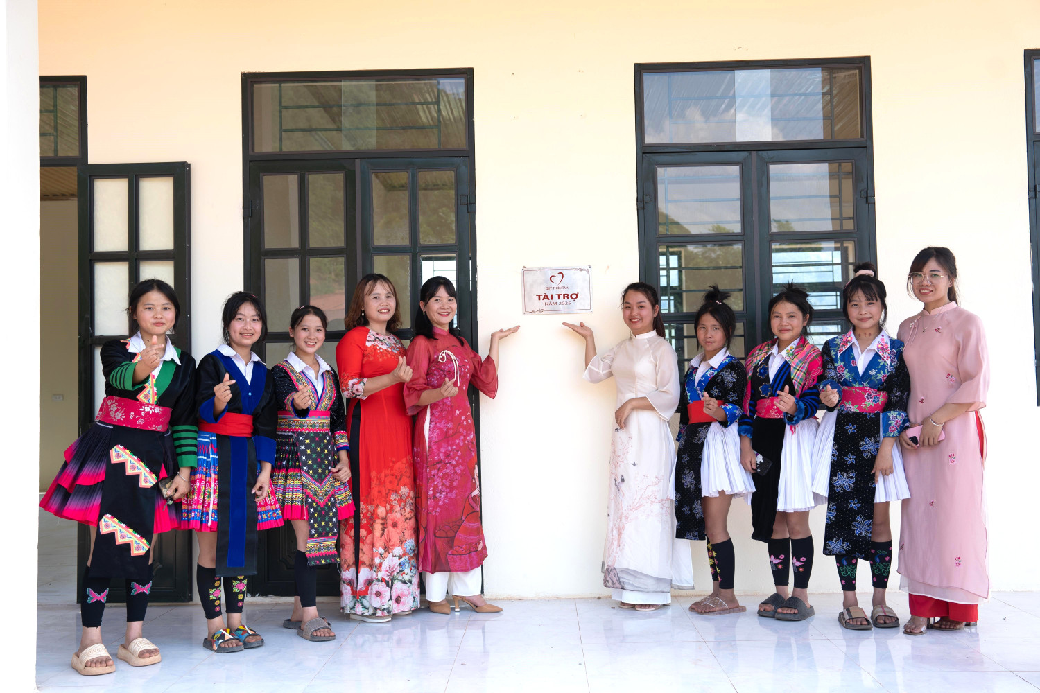 niem-hanh-phuc-cua-cac-em-duoi-ngoi-truong-moi-do-quy-xay-tang-1.jpg