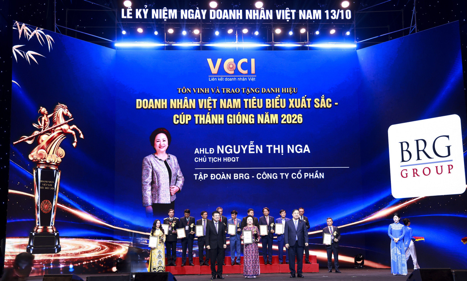 01-anh-hung-lao-dong-nguyen-thi-nga-nhan-cup-thanh-giong.jpg