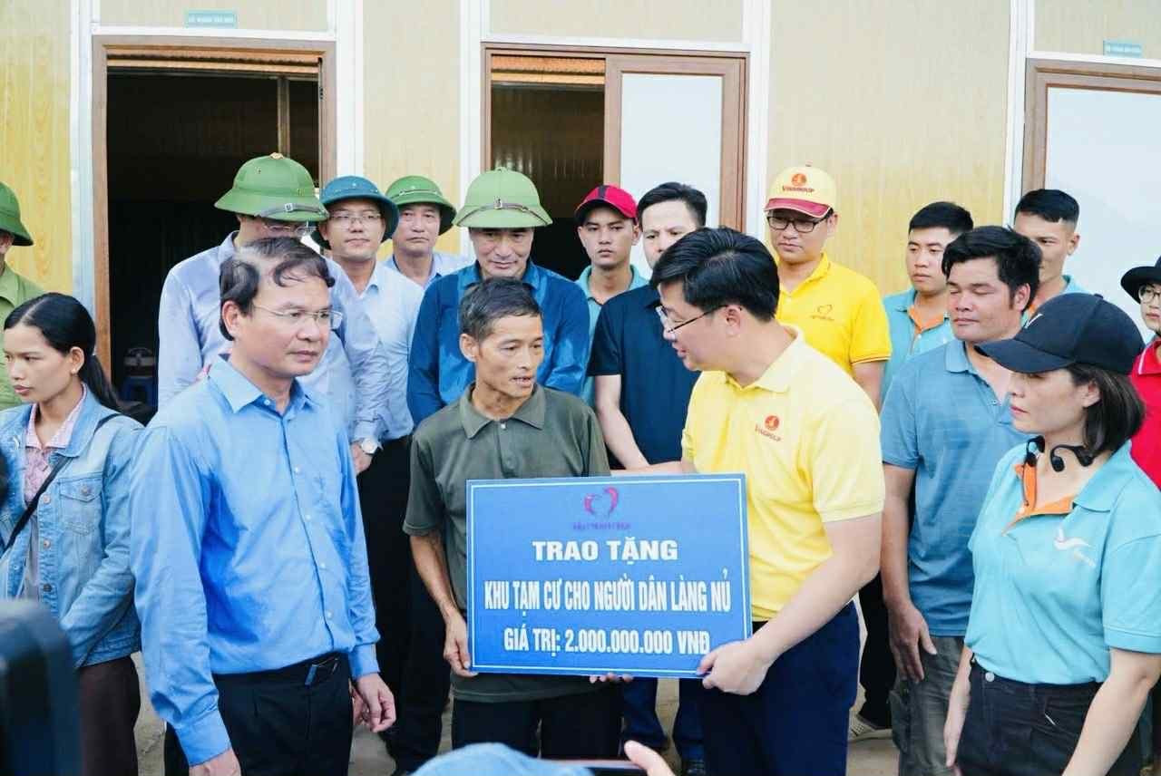 anh-2-dai-dien-quy-thien-tam-trao-tang-ho-tro-xay-dung-khu-tam-cu-cho-nguoi-dan-lang-lu-sau-bao-yagi.jpg