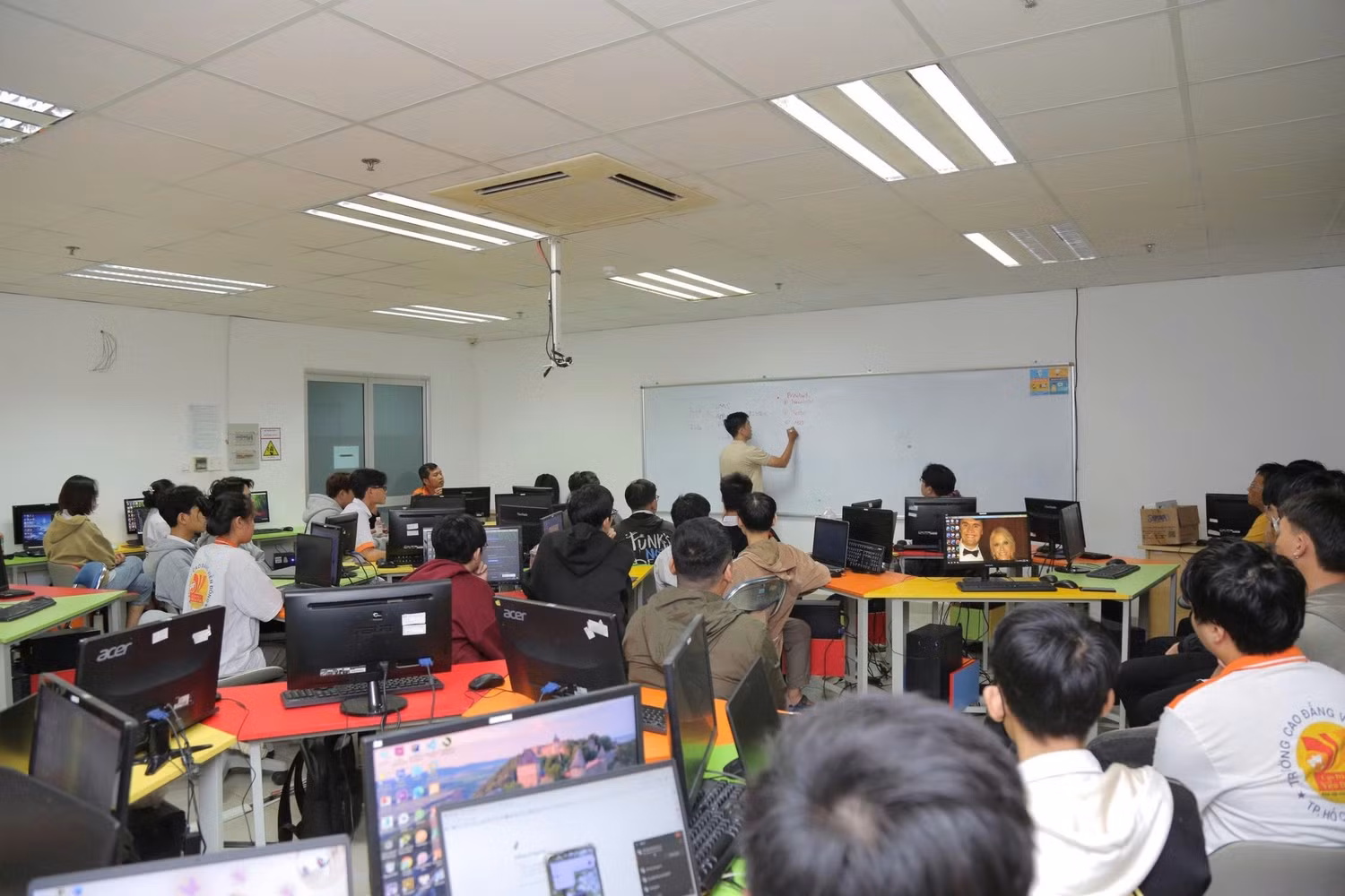 Đội ngũ giảng viên nhà trường không ngừng bồi dưỡng để đảm bảo trình độ công nghệ, quy trình sản xuất hiện đại, đáp ứng yêu cầu đào tạo trong giai đoạn mới. Ảnh: website nhà trường.