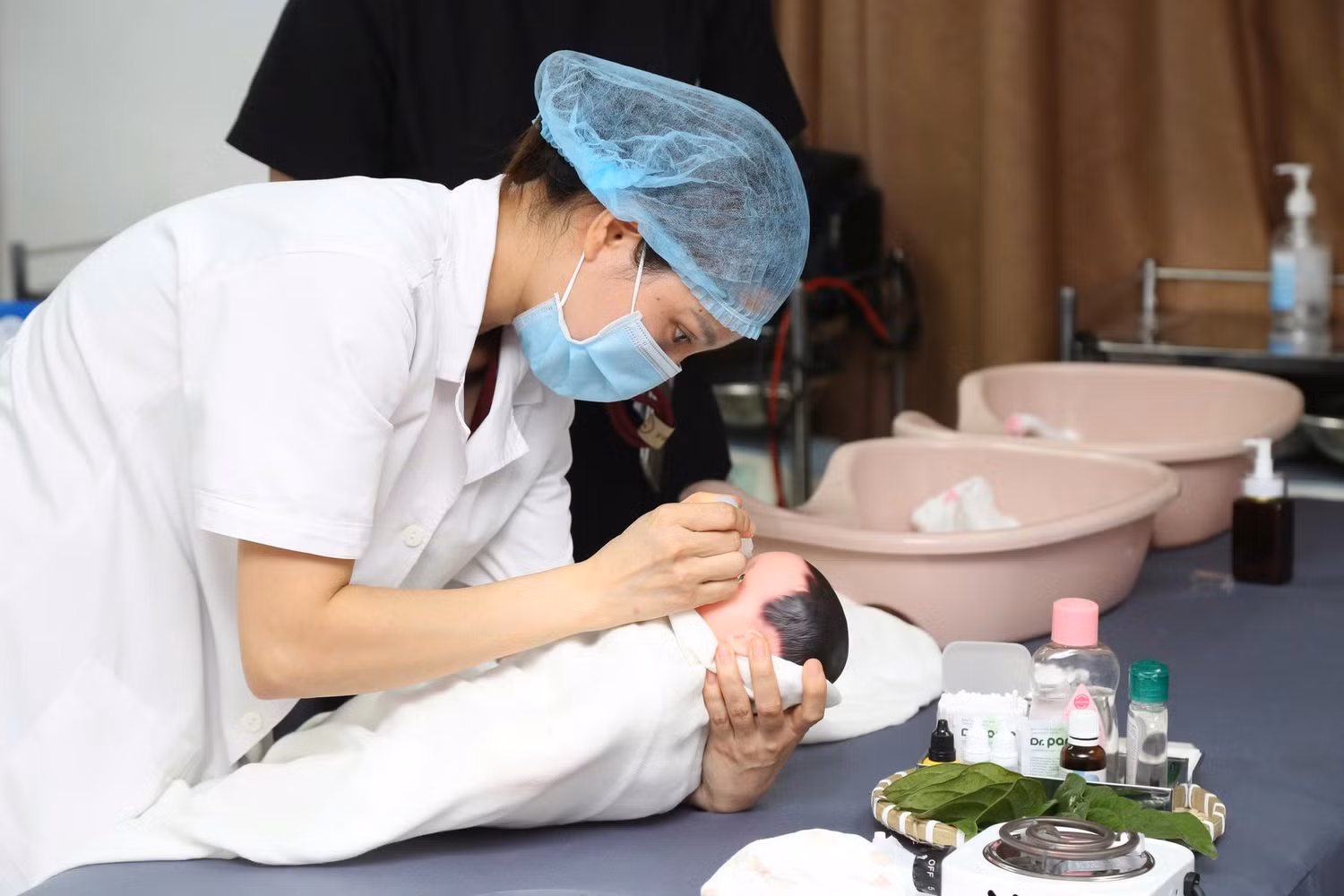 Sinh viên ứng dụng kiến thức vào thực hành thực tế, rèn luyện kỹ năng nghề nghiệp vững vàng trước khi bước chân vào môi trường làm việc thực tế. Ảnh: website nhà trường.