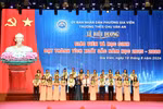 Các giáo viên được nhận biểu trưng và vòng nguyệt quế (Ảnh: VC)
