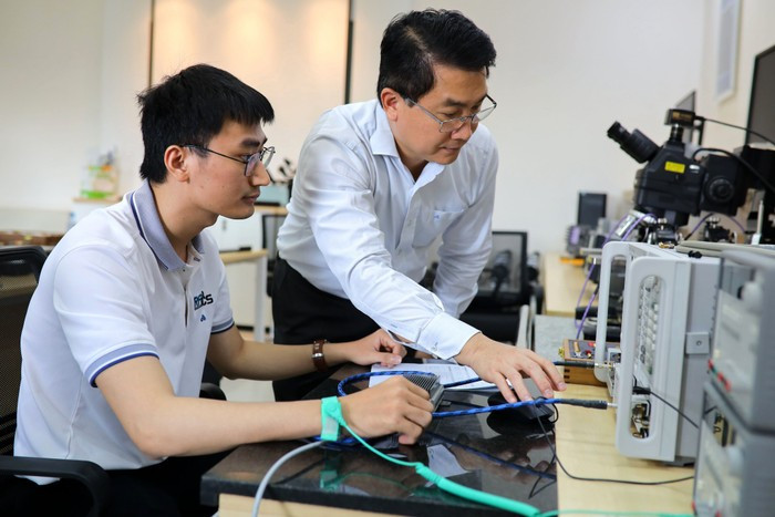 Giảng viên Trường Đại học Bách khoa, Đại học Quốc gia Thành phố Hồ Chí Minh thực hiện các nghiên cứu tại phòng thí nghiệm. Ảnh: HCMUT