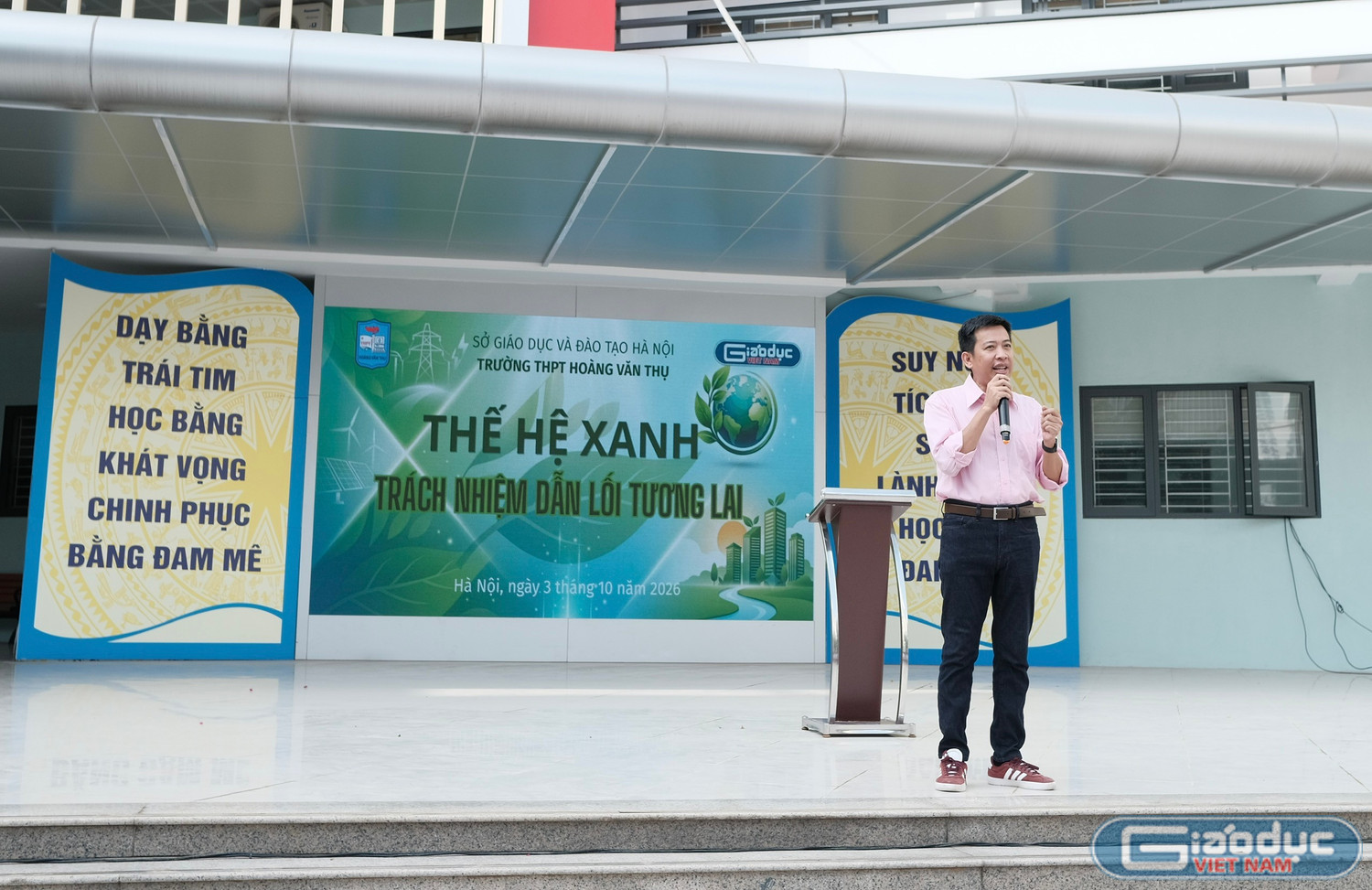 Nhà văn Hoàng Anh Tú chia sẻ cùng học sinh tại buổi hội thảo với chuyên đề “Thế hệ xanh – Trách nhiệm dẫn lối tương lai”.