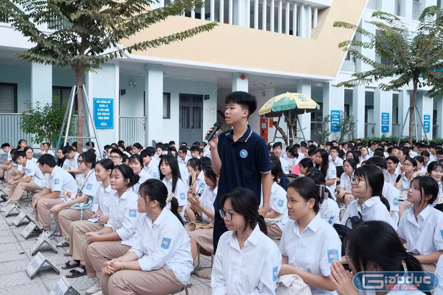 Lương Thế Đạt - học sinh lớp 10A11 trao đổi cùng diễn giả.