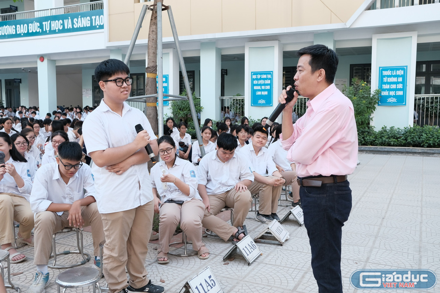 Học sinh nhà trường giao lưu với diễn giả Hoàng Anh Tú.
