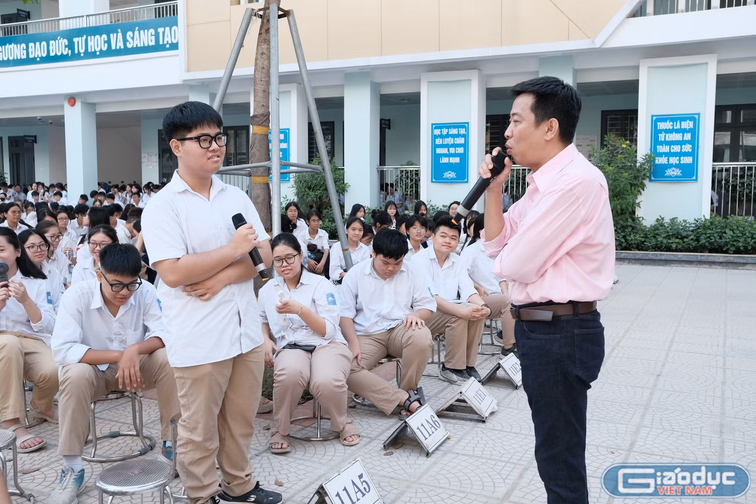 Học sinh nhà trường giao lưu với diễn giả Hoàng Anh Tú.