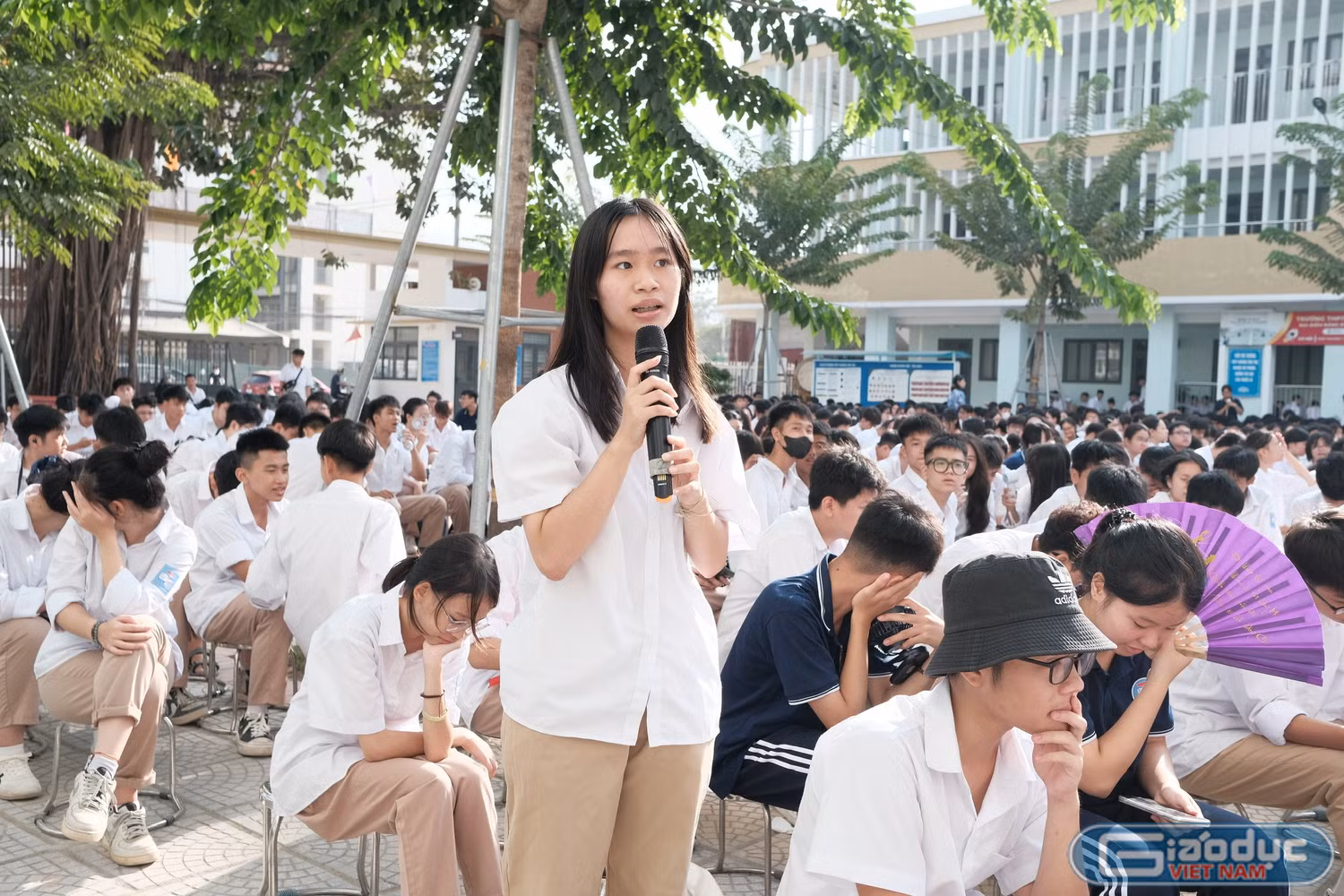 Ngô Như Bình - học sinh lớp 10A1 nêu quan điểm về tình bạn xanh