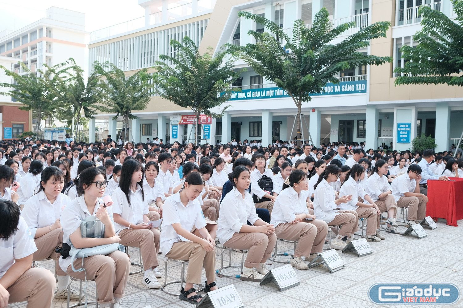 Học sinh Trường Trung học phổ thông Hoàng Văn Thụ lắng nghe những câu chuyện thực tế được Nhà văn Hoàng Anh Tú chia sẻ.