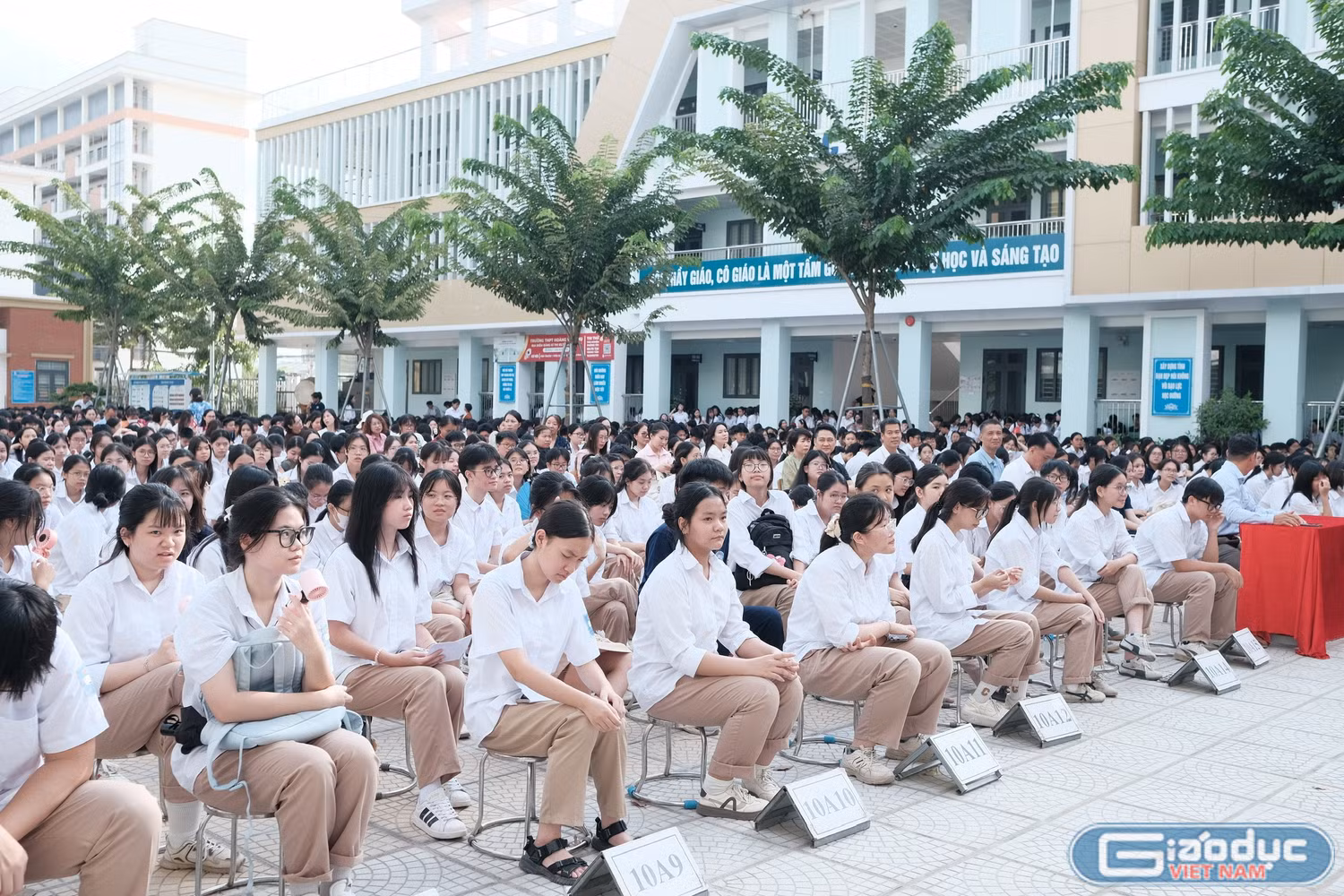 Học sinh Trường Trung học phổ thông Hoàng Văn Thụ lắng nghe những câu chuyện thực tế được Nhà văn Hoàng Anh Tú chia sẻ.