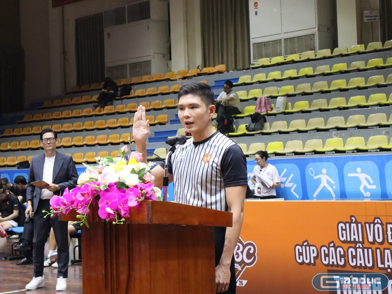 Đại diện tổ trọng tài tuyên thệ.