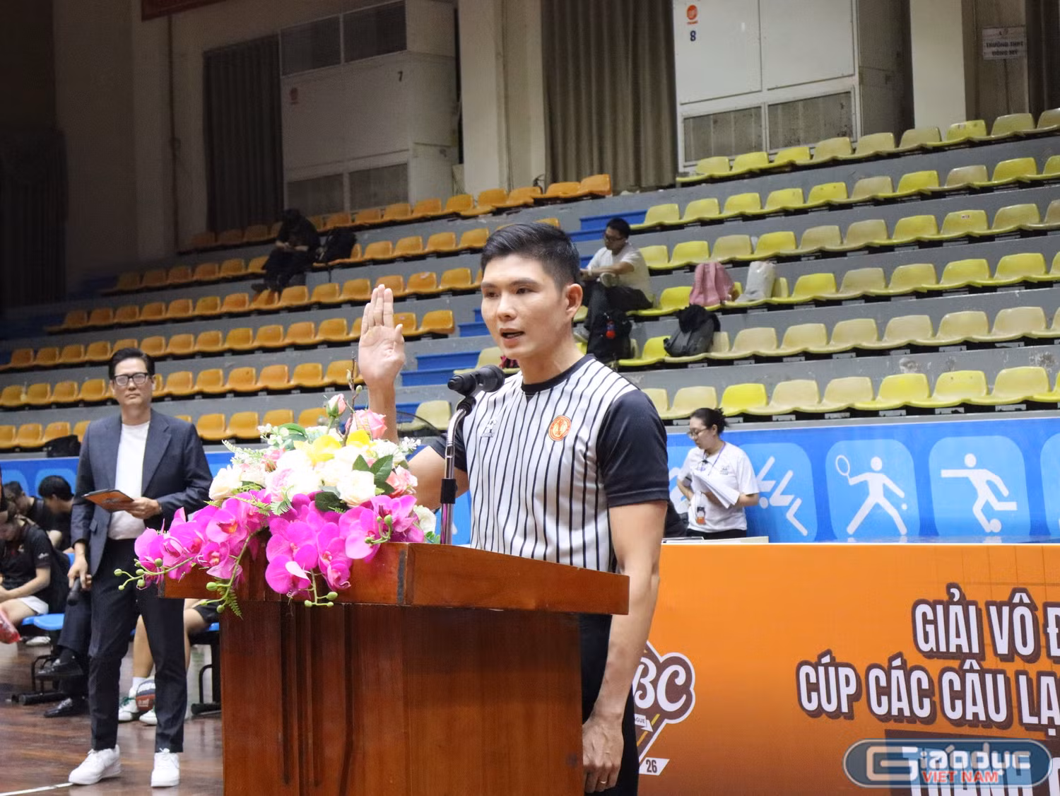 Đại diện tổ trọng tài tuyên thệ.