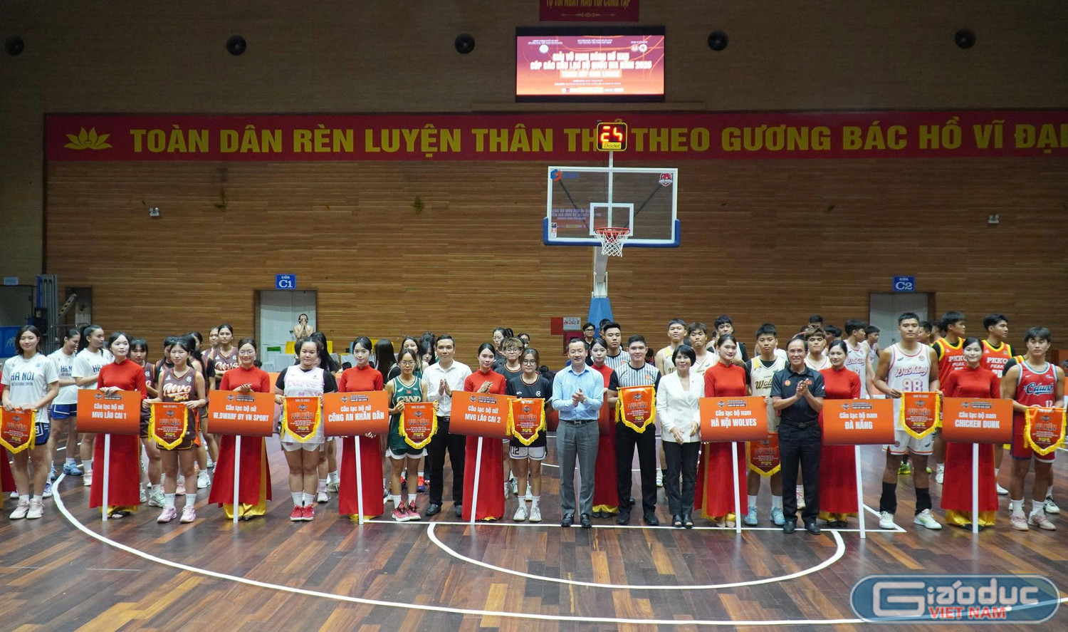 Đại diện một số đội bóng tại lễ khai mạc.