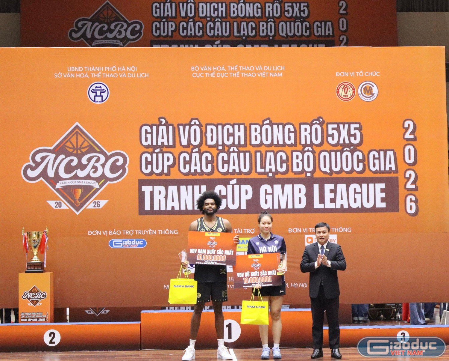 Đại diện nhà tài trợ trao giải cho 2 vận động viên xuất sắc nhất giải đấu.