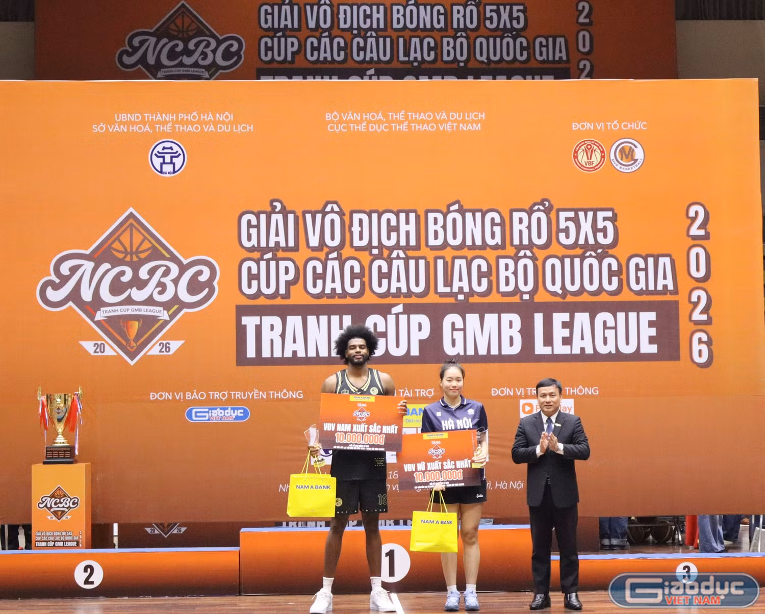 Đại diện nhà tài trợ trao giải cho 2 vận động viên xuất sắc nhất giải đấu.