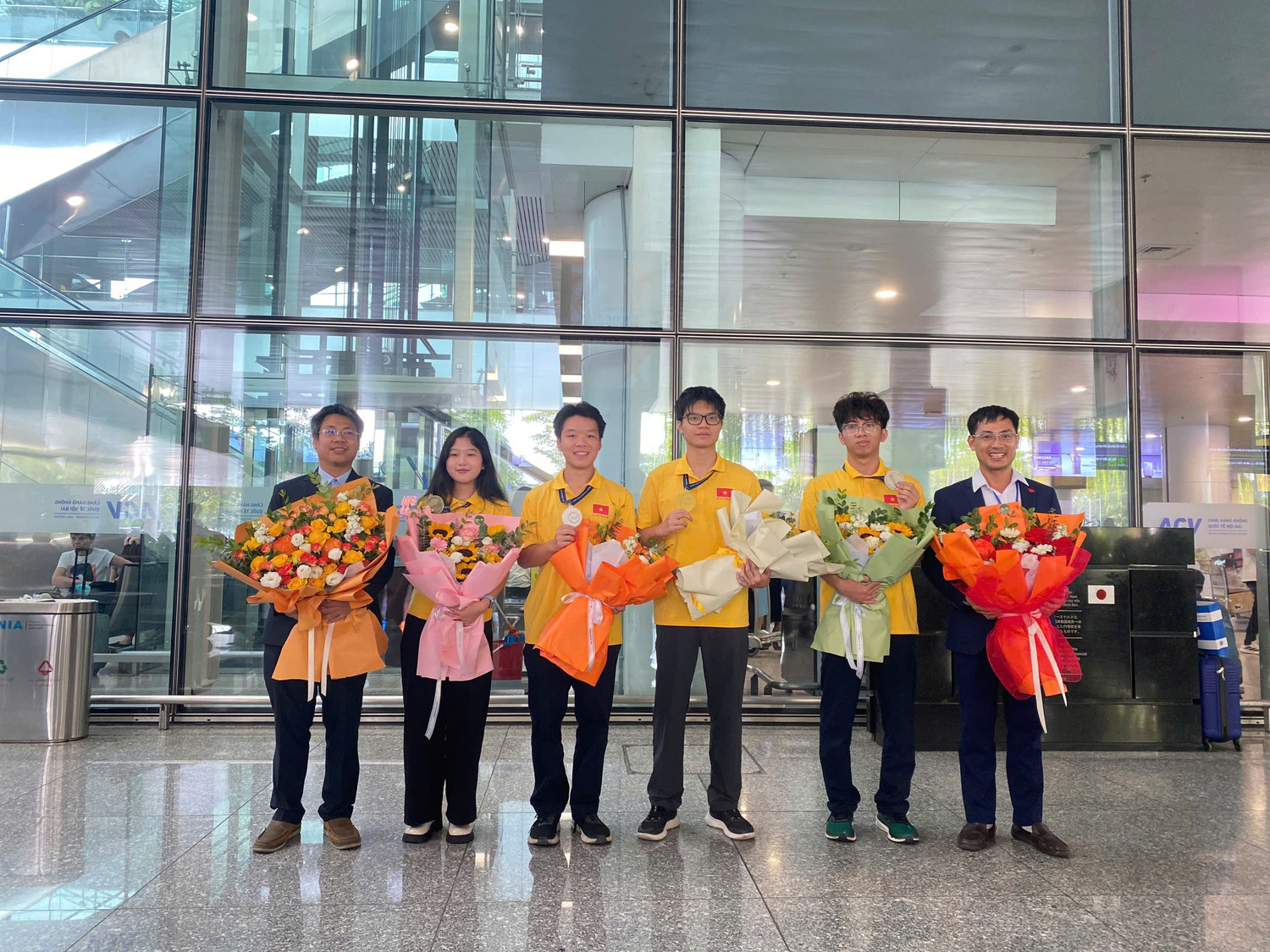Tuấn Việt (thứ 3 từ phải sang) xuất sắc giành Huy chương Vàng tại Kỳ thi Olympic Vật lí Quốc tế Al-Fergani năm 2026. Ảnh: NVCC