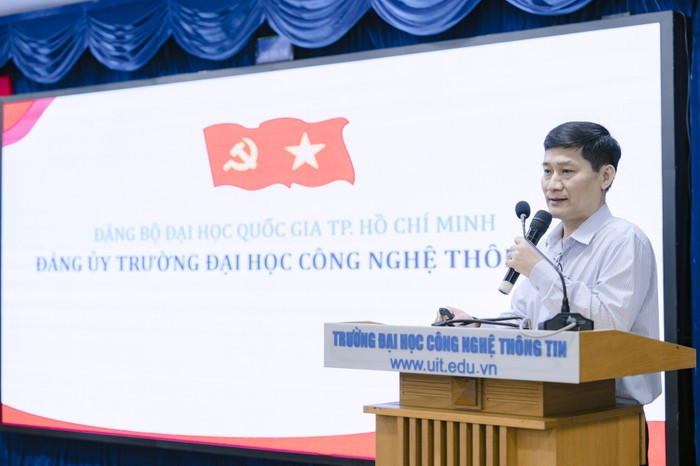 thay-lung-truong-uit.jpg