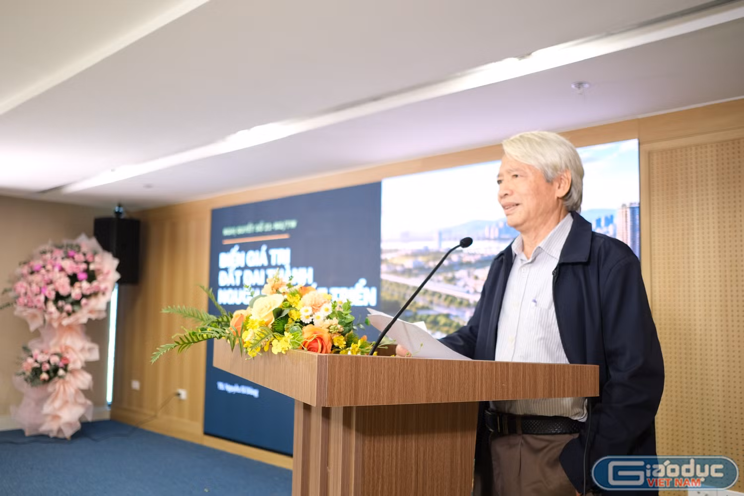 Phó Giáo sư, Tiến sĩ Phạm Hữu Nghị trình bày tham luận.