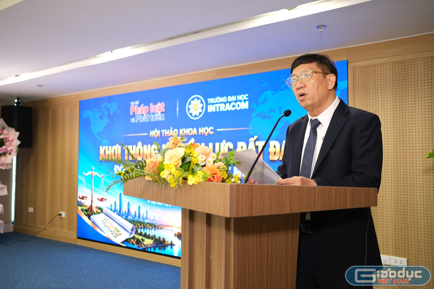 Giáo sư, Tiến sĩ Trần Phương Đạt, Trưởng khoa Luật Trường Đại học Intracom trình bày báo cáo đề dẫn.