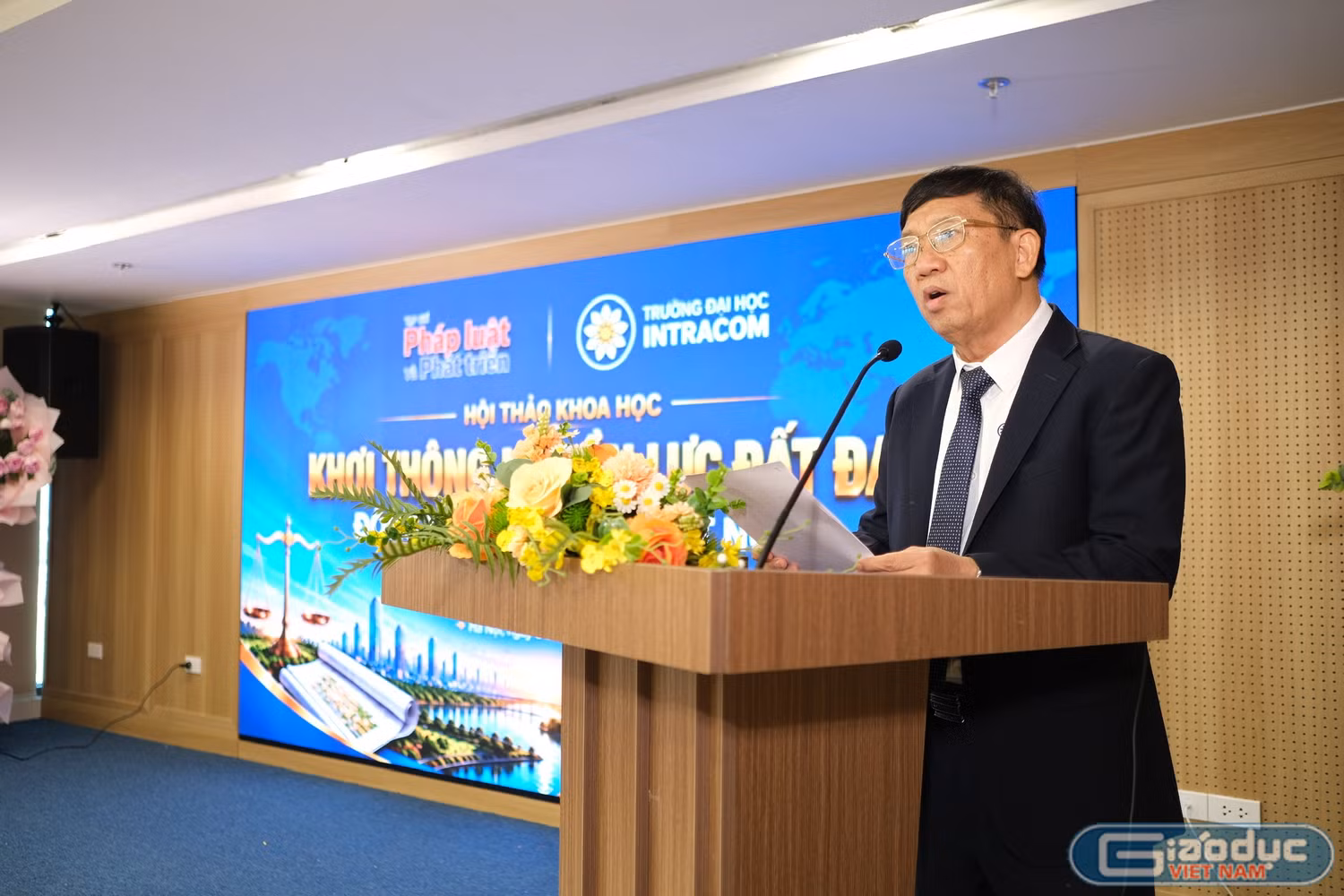 Giáo sư, Tiến sĩ Trần Phương Đạt, Trưởng khoa Luật Trường Đại học Intracom trình bày báo cáo đề dẫn.