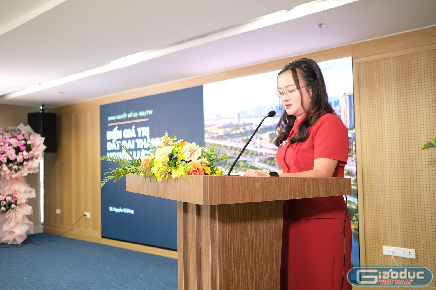 Tiến sĩ Lại Thị Phương Thảo - Trưởng Ban Biên tập, Tạp chí Pháp luật và Phát triển trình bày tham luận.