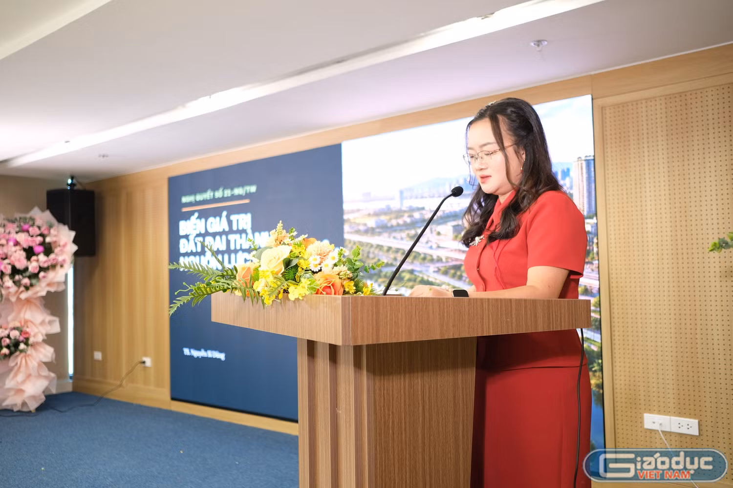 Tiến sĩ Lại Thị Phương Thảo - Trưởng Ban Biên tập, Tạp chí Pháp luật và Phát triển trình bày tham luận.
